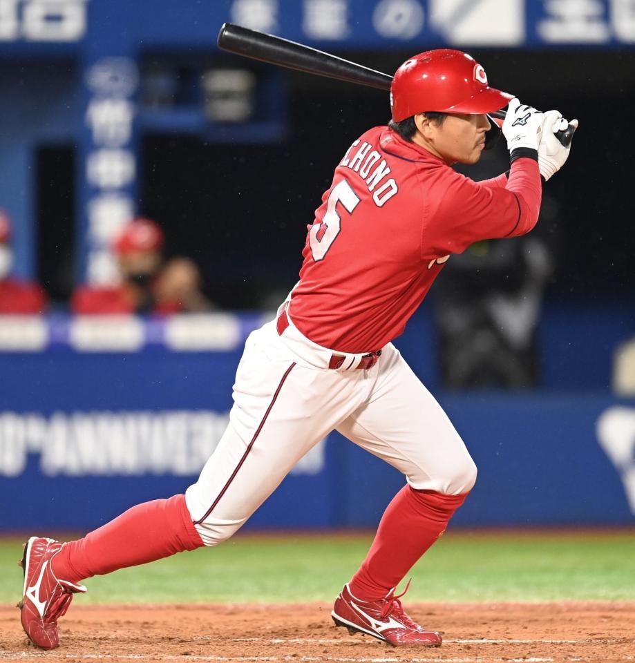 　２回、先制２点適時二塁打を放つ長野（撮影・高石航平）