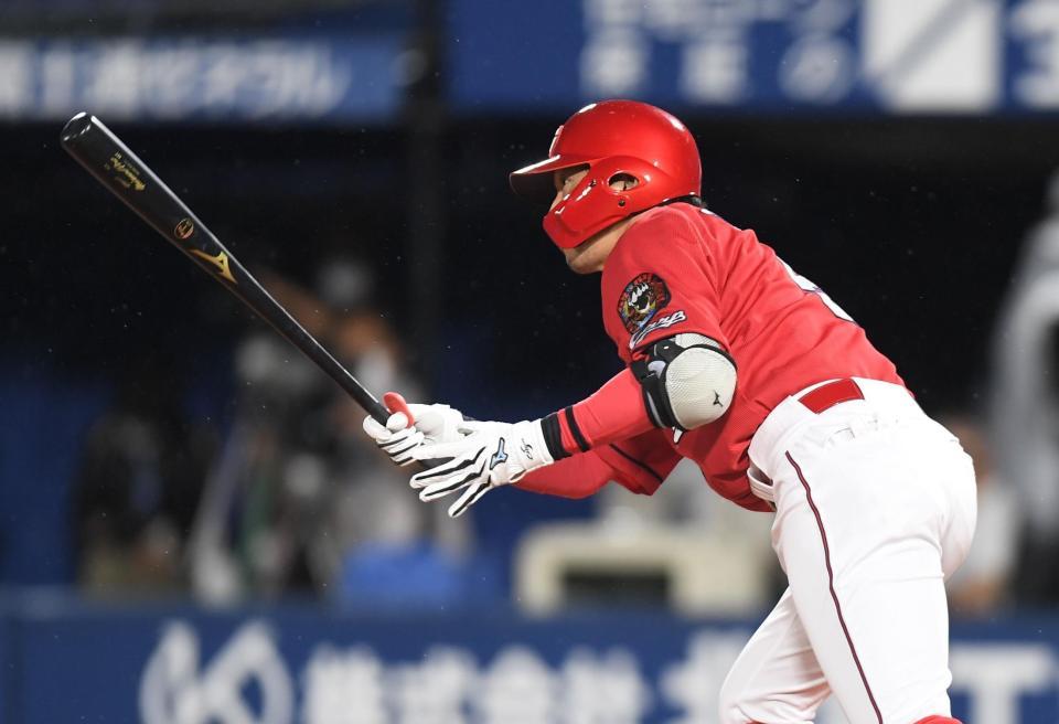 　２回、先制２点二塁打を放つ長野（撮影・金田祐二）