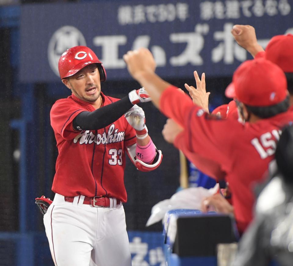 　４回、左越えソロを放ちナインに迎えられる菊池涼（撮影・金田祐二）