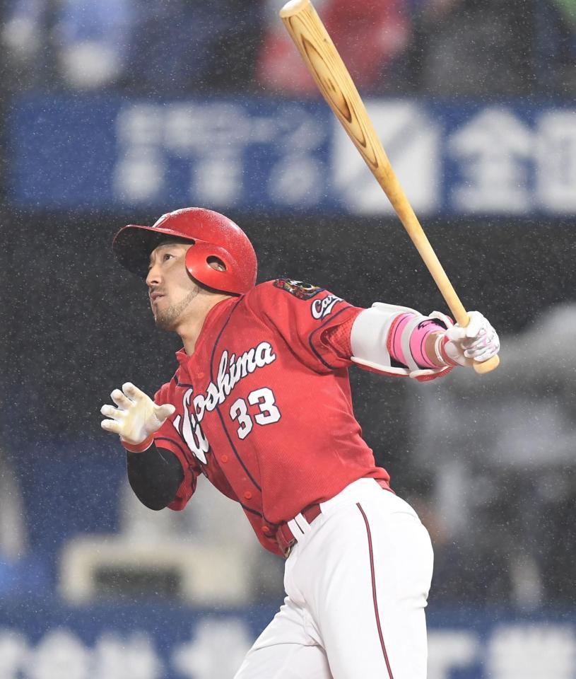 　４回、左越えソロを放つ菊池涼（撮影・金田祐二）