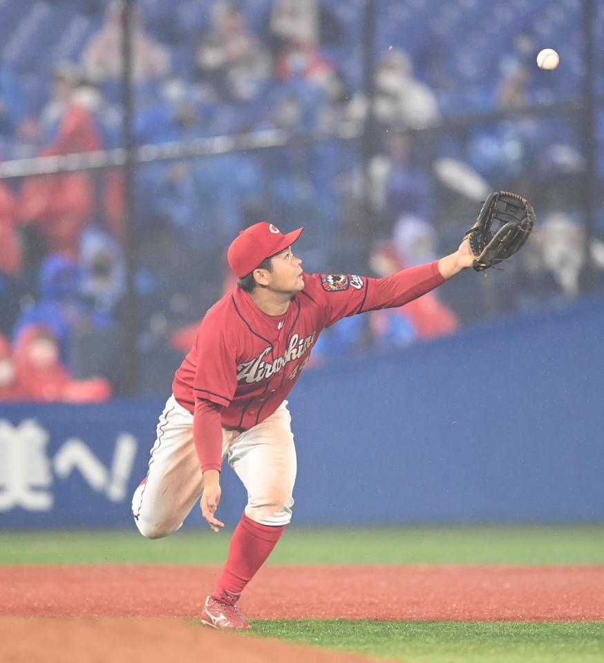 　５回、坂本の打球をファンブルする林（撮影・高石航平）