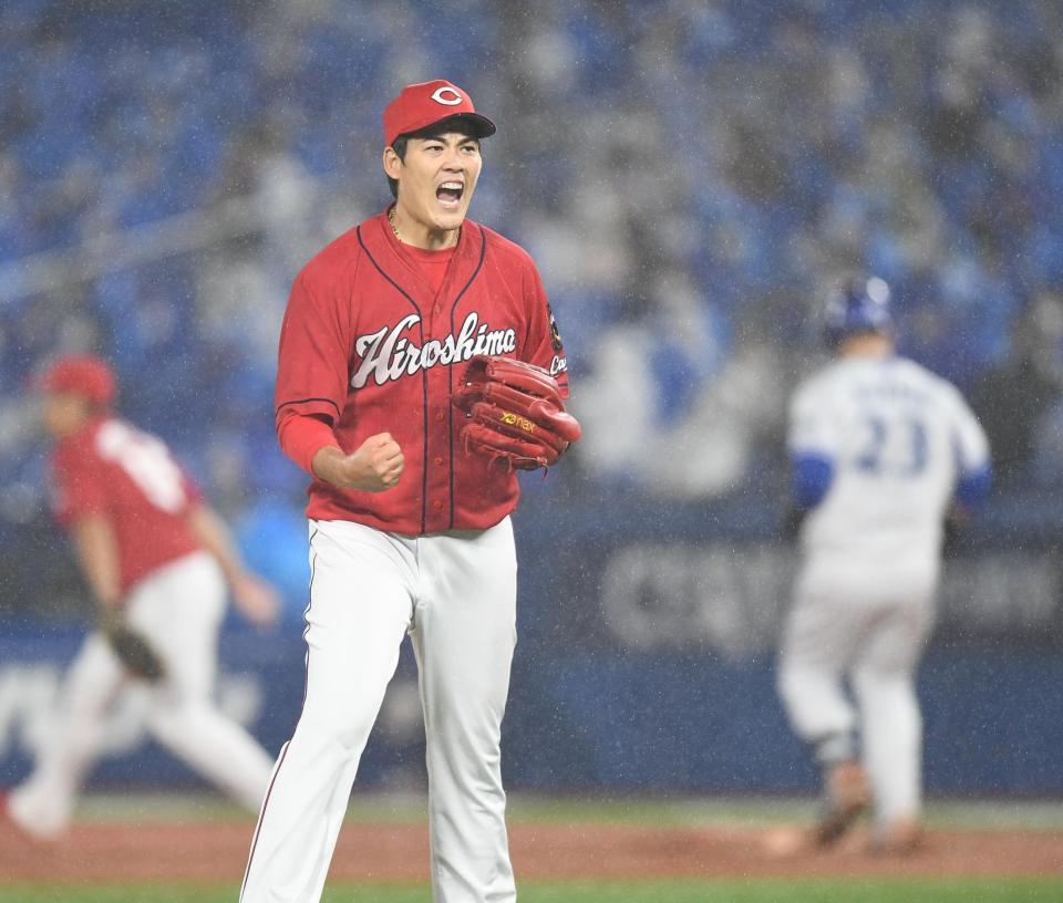 　５回、オースティンを併殺打に仕留めガッツポーズの九里（撮影・金田祐二）