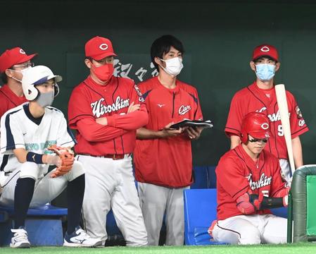 ９回の攻撃を腕組みで見つめる佐々岡監督（左から３人目）＝東京ドーム（撮影・高石航平）