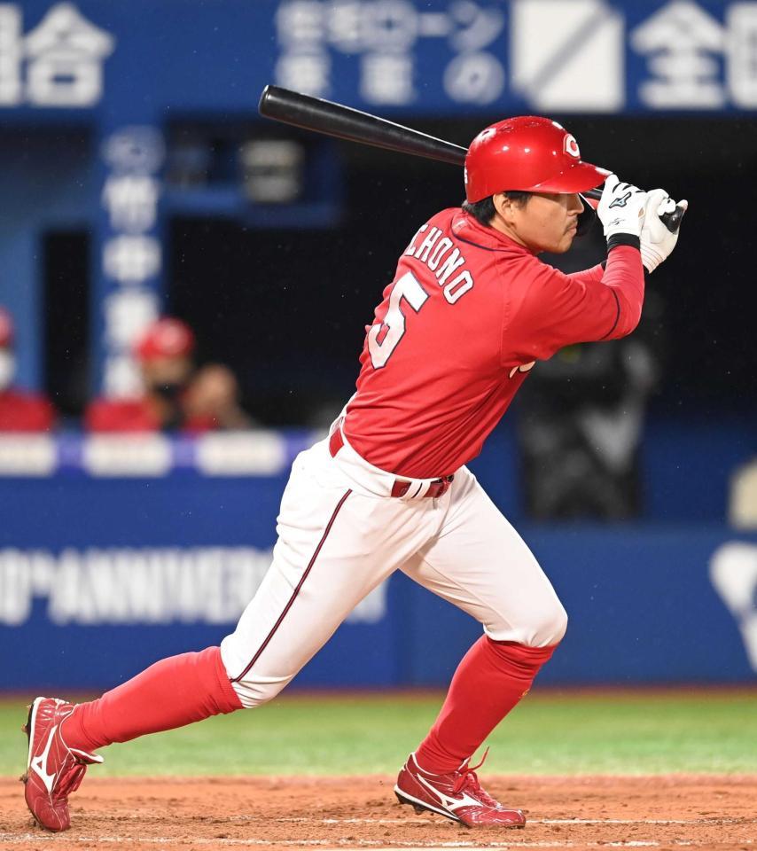 　２回、先制の２点二塁打を放つ長野（撮影・高石航平）