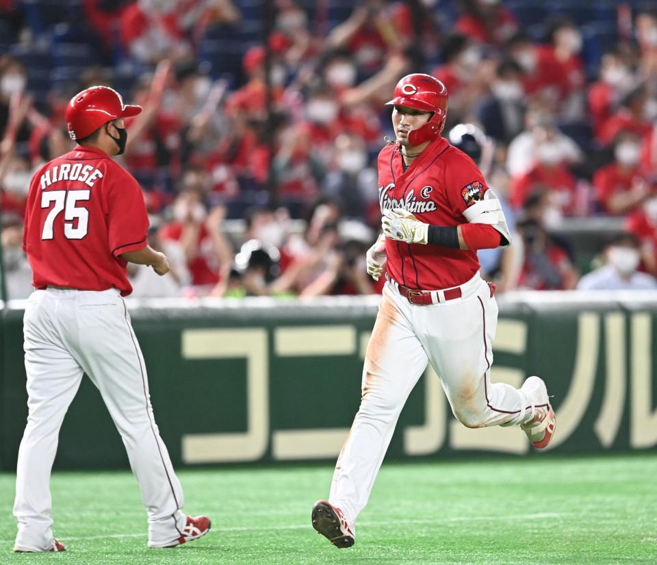 ８回、ソロを放ち三塁を回る鈴木誠＝東京ドーム（撮影・高石航平）