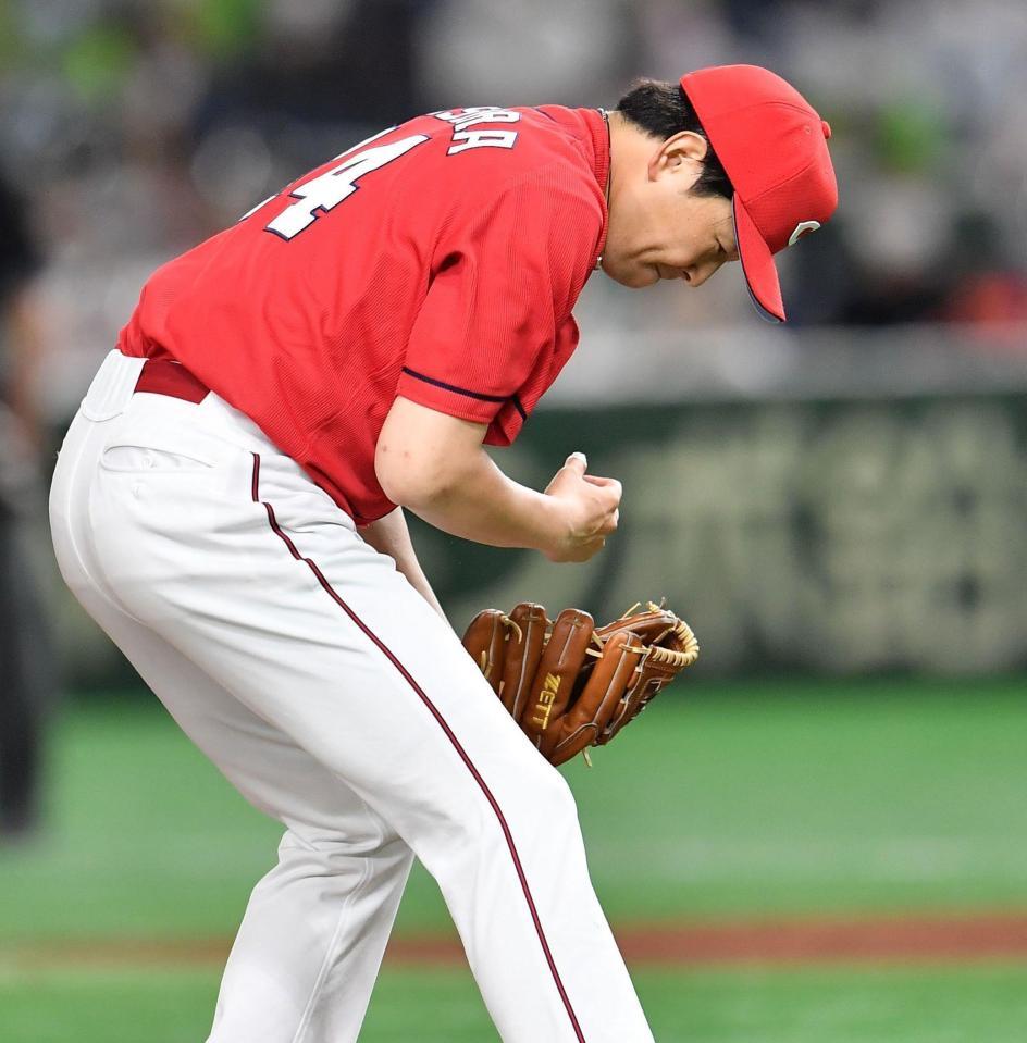 ６回、代打・川端を三振に仕留めてピンチを脱し、拳を握る大瀬良＝東京ドーム（撮影・西岡正）