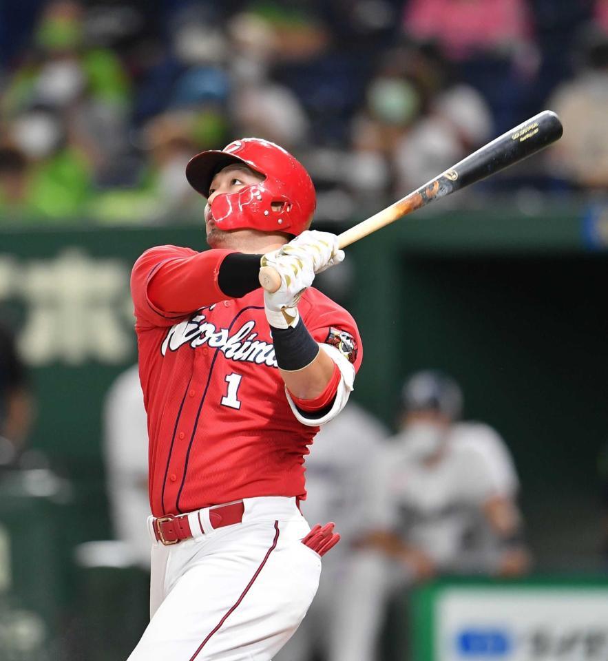 　２回、左越えに先制ソロを放つ鈴木誠