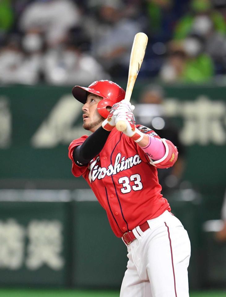 　８回、左中間にソロを放つ菊池涼