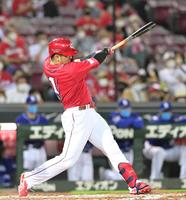 ７回、左翼スタンド上段へソロを放つ鈴木誠（撮影・立川洋一郎）