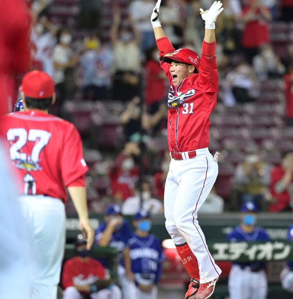 ９回、逆転サヨナラ３ランを放ち、ジャンプしながら本塁へ飛び込む坂倉（撮影・立川洋一郎）