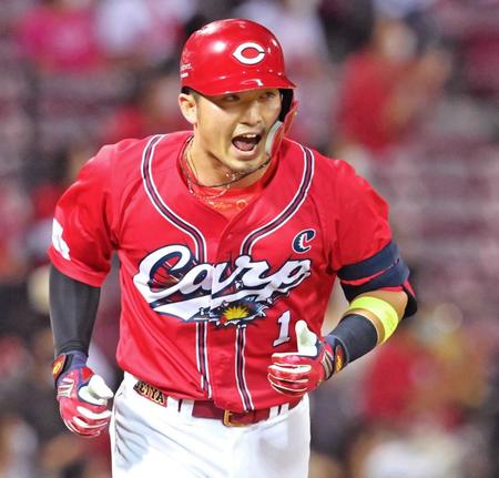 　７回、左翼スタンド上段へソロを放ち、気合の入った表情で一塁へ走り出す鈴木誠（撮影・立川洋一郎）