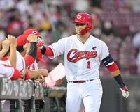 ２回、先制ソロを放ちナインの出迎えを受ける鈴木誠（撮影・立川洋一郎）