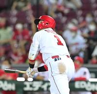 ４回、左翼スタンドへ２ランを放つ鈴木誠（撮影・立川洋一郎）