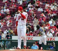 ６回阪神無死一・二塁、広島・高橋昂也は阪神ジェフリー・マルテに３ランを打たれガックリ＝マツダスタジアム（撮影・山口登）