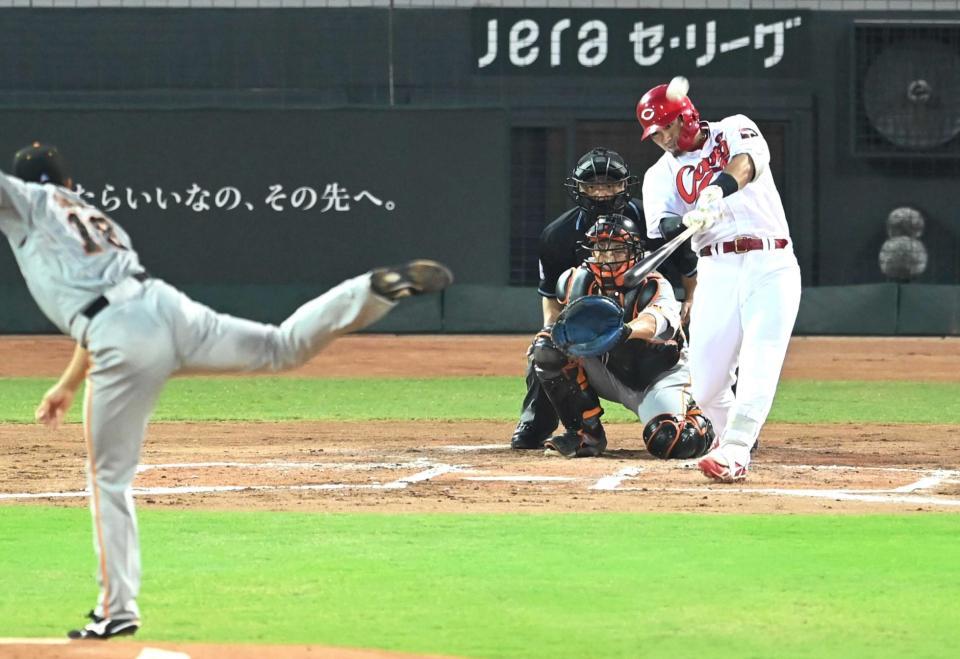 　２回、菅野から２８号同点ソロを放つ鈴木誠（撮影・飯室逸平）