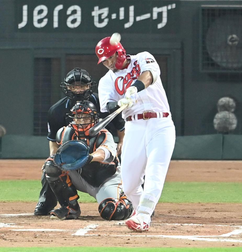 １２日の巨人戦２回、２８号同点ソロを放つ広島・鈴木誠＝マツダスタジアム（撮影・飯室逸平）