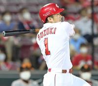 　６回、中前へ先制適時打を放つ鈴木誠（撮影・立川洋一郎）