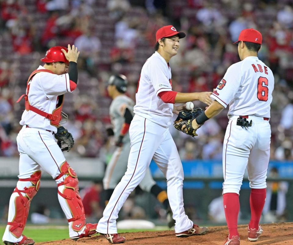 　プロ初完封勝利を挙げ、ウイニングボールを手に笑顔を見せる床田（中央）＝撮影・立川洋一郎