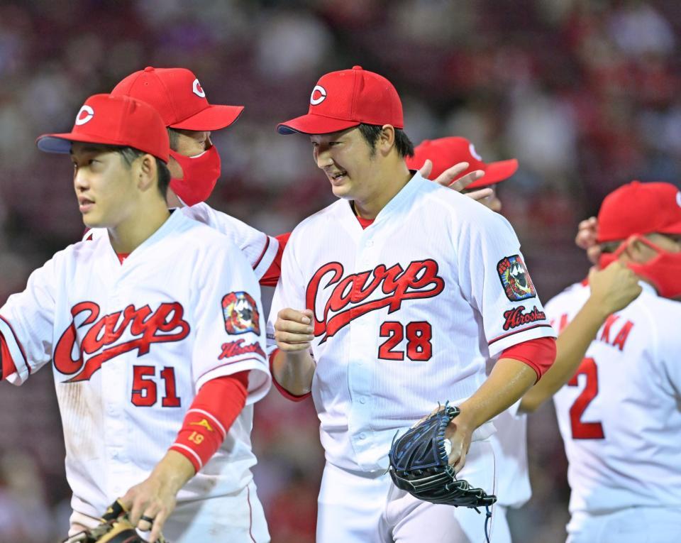 　プロ初完封勝利を挙げ、佐々岡監督（中央左）に祝福される床田（同右）＝撮影・立川洋一郎