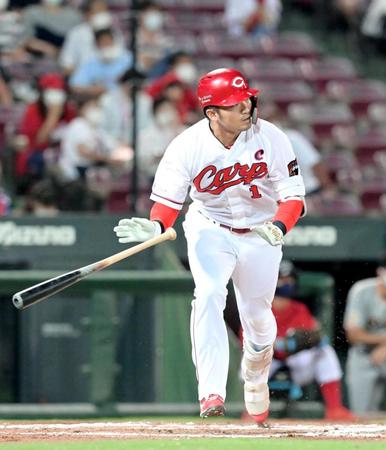 ６回、右前打を放つ鈴木誠（撮影・立川洋一郎）