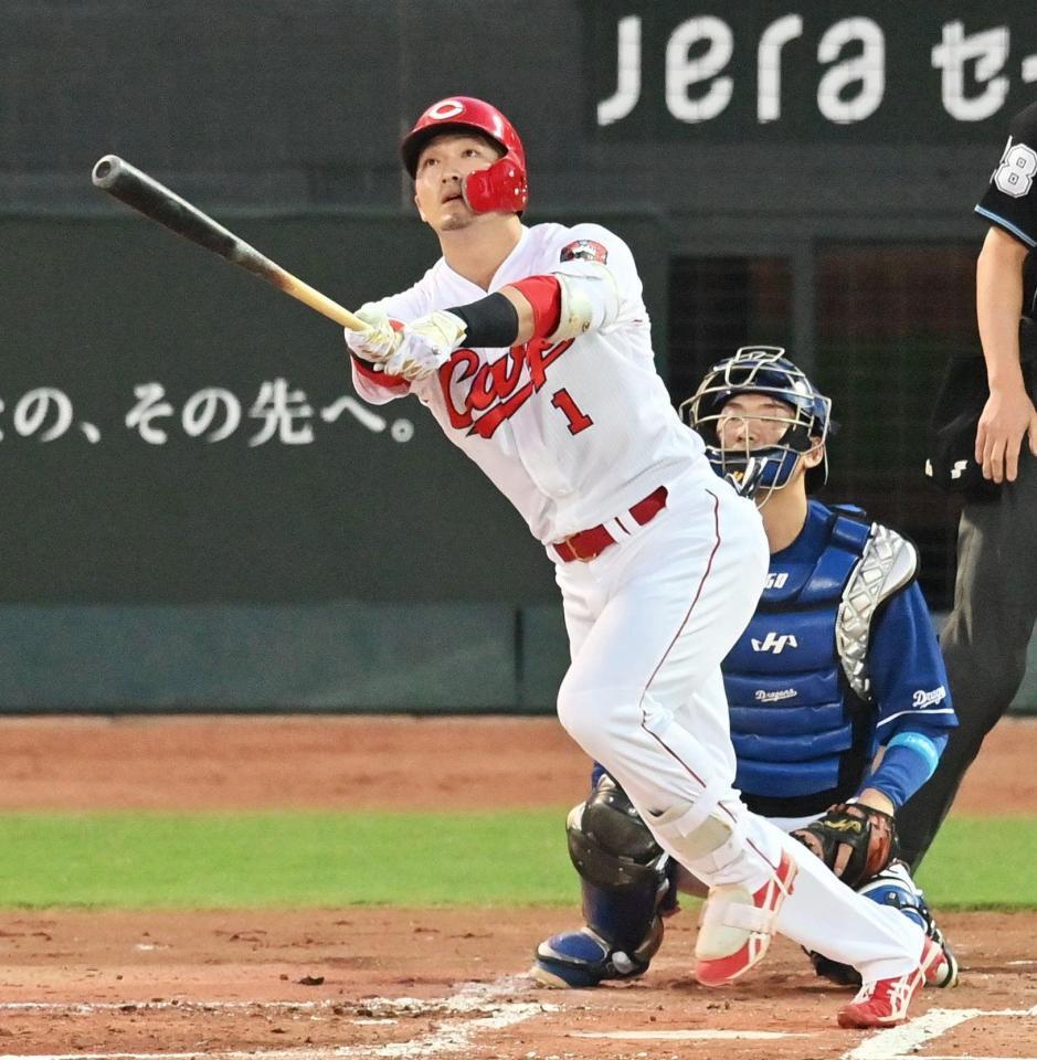 ９月９日の中日２０回戦で、１回裏１死から６試合連続となる本塁打を放った鈴木誠＝マツダスタジアム