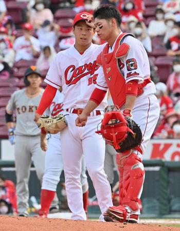 ３回、自身の悪送球で高橋（左奥）の出塁を許した先発の玉村（中）。捕手坂倉