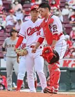 ３回、自身の悪送球で高橋（左奥）の出塁を許した先発の玉村（中）。捕手坂倉