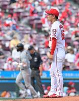 ３回、坂本（左）に２ランを浴びて肩を落とす玉村（撮影・立川洋一郎）