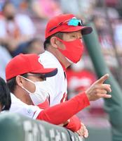 選手交代を告げにベンチを出る佐々岡監督（撮影・立川洋一郎）