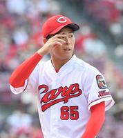 　６回を投げ終えて５失点。ベンチへ引き揚げる玉村（撮影・立川洋一郎）