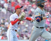 　３回、高橋（右）のゴロを処理するも一塁へ悪送球して出塁を許す玉村（撮影・立川洋一郎）