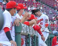 　９回、空振り三振似倒れてベンチへ下がる坂倉（右端）＝撮影・立川洋一郎