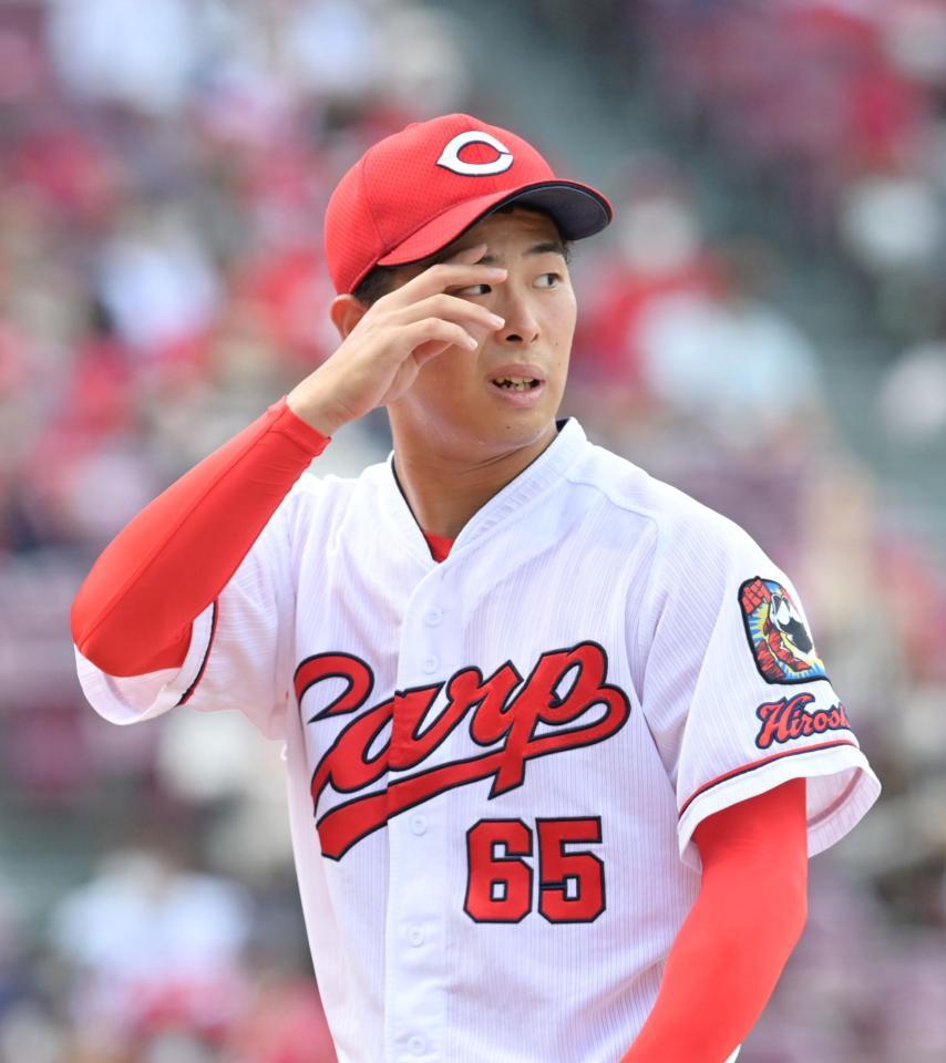 　６回を投げ終えて５失点。ベンチへ引き揚げる玉村（撮影・立川洋一郎）