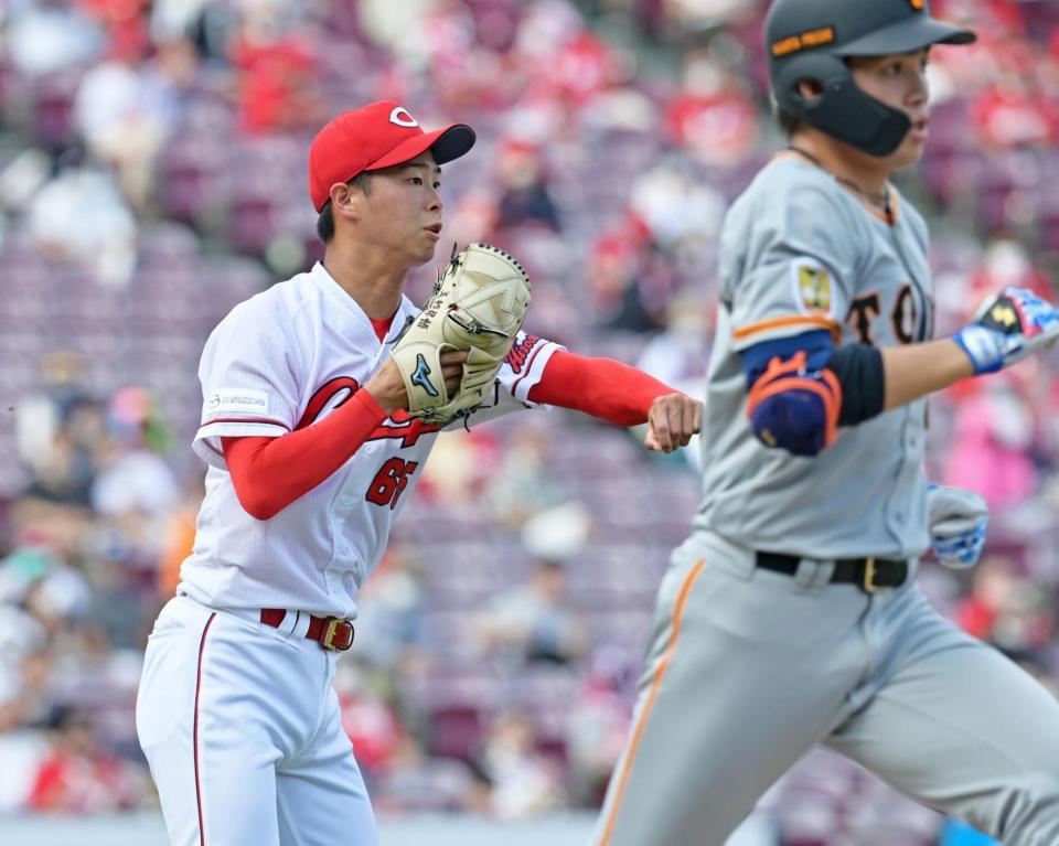 　３回、高橋（右）のゴロを処理するも一塁へ悪送球して出塁を許す玉村（撮影・立川洋一郎）