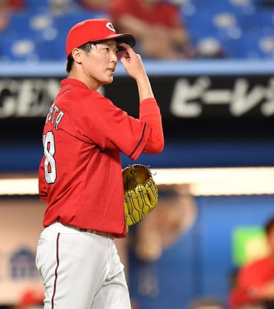 ２０日のヤクルト戦８回、塩見に適時打を浴び、汗をぬぐう広島・森下＝神宮球場（撮影・西岡正）