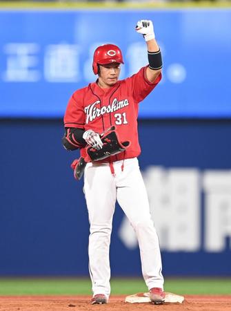 ３回、勝ち越し２点適時二塁打を放ち、塁上で拳を突き上げる坂倉（撮影・高石航平）