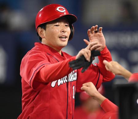 　３回、西川の二ゴロで生還し、タッチをかわす広島・大瀬良（撮影・高石航平）