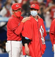 ２０日のヤクルト戦で力投を佐々岡監督（左）にねぎらわれる森下（撮影・西岡正）