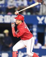 ９回、この日５本目の安打となる適時打を放つ広島・小園＝横浜スタジアム（撮影・高石航平）