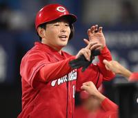 　３回、西川の二ゴロで生還し、タッチをかわす広島・大瀬良（撮影・高石航平）