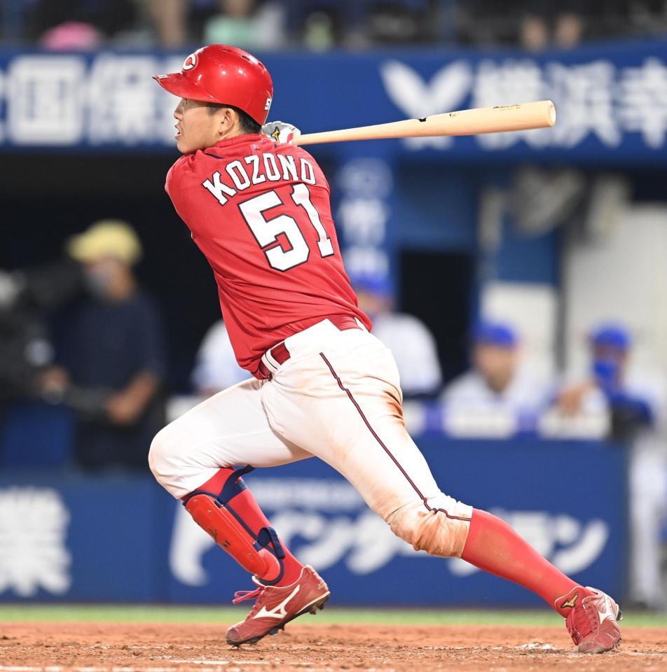 　５回、２ランを放つ広島・小園＝横浜スタジアム（撮影・高石航平）