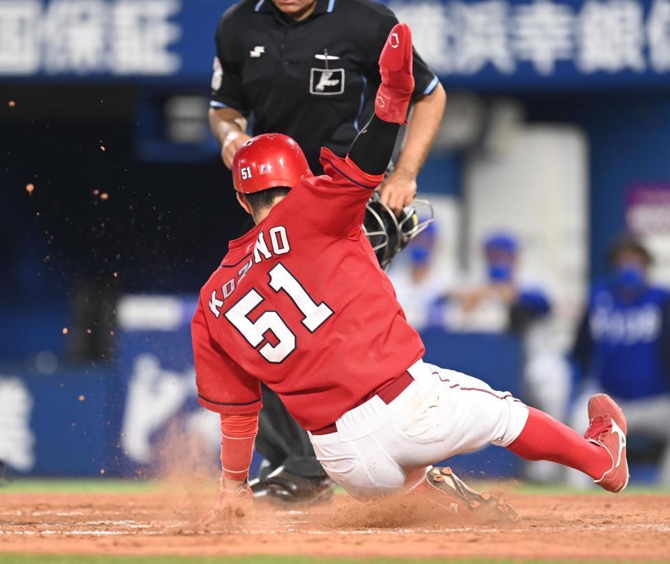 　９回、鈴木誠の犠飛で生還する広島・小園＝横浜スタジアム（撮影・高石航平）