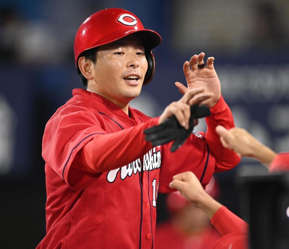 　３回、西川の二ゴロで生還し、タッチをかわす広島・大瀬良（撮影・高石航平）