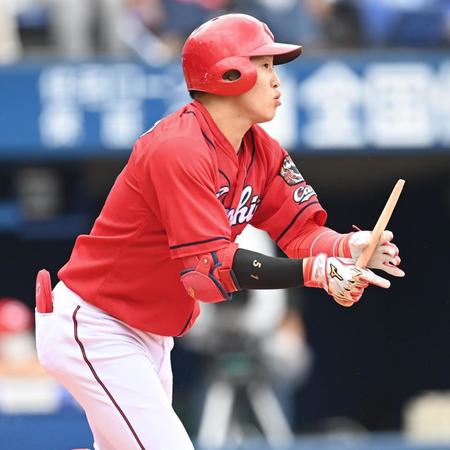 　１回、バットを折りながら安打を放つ小園（撮影・高石航平）