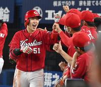 　５回、２ランを放ち満面の笑みでナインとタッチをかわす小園（撮影・高石航平）
