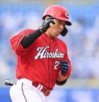 　６回、勝ち越しソロを放ちポーズを決めながら三塁を回る会沢（撮影・高石航平）