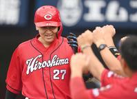 　６回、勝ち越しソロを放ちナインとタッチをかわす会沢（撮影・高石航平）