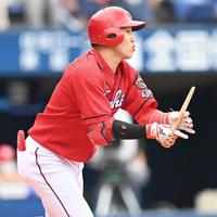 　１回、バットを折りながら安打を放つ小園（撮影・高石航平）