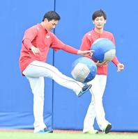 メディシンボールでリフティングする栗林（左）とそれを見つめる森浦（撮影・高石航平）