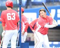 西川（６３）にモノマネを披露する鈴木誠（撮影・高石航平）